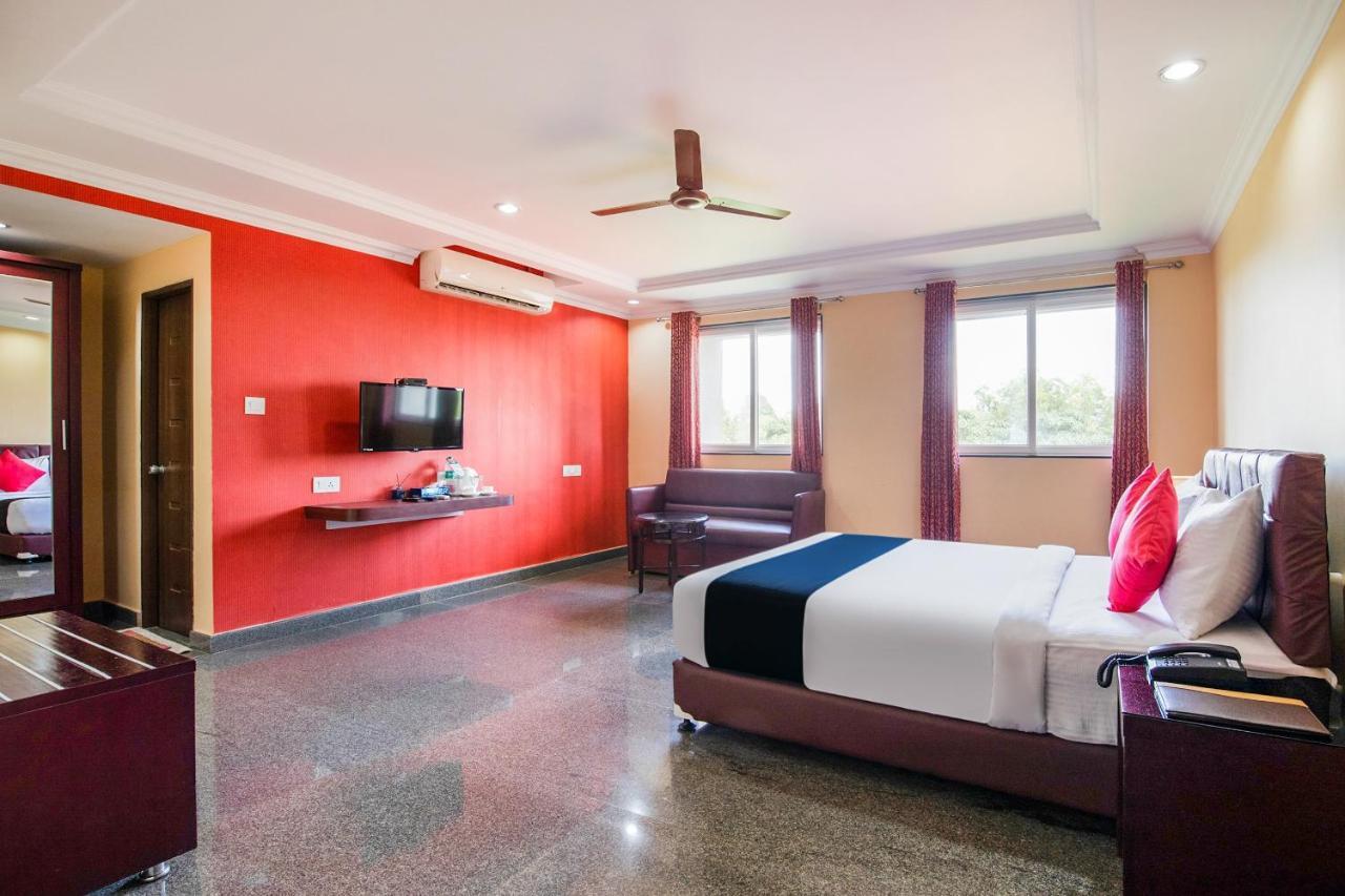 Capital O 22439 Ratna Forever Hotel Karkal Exterior foto
