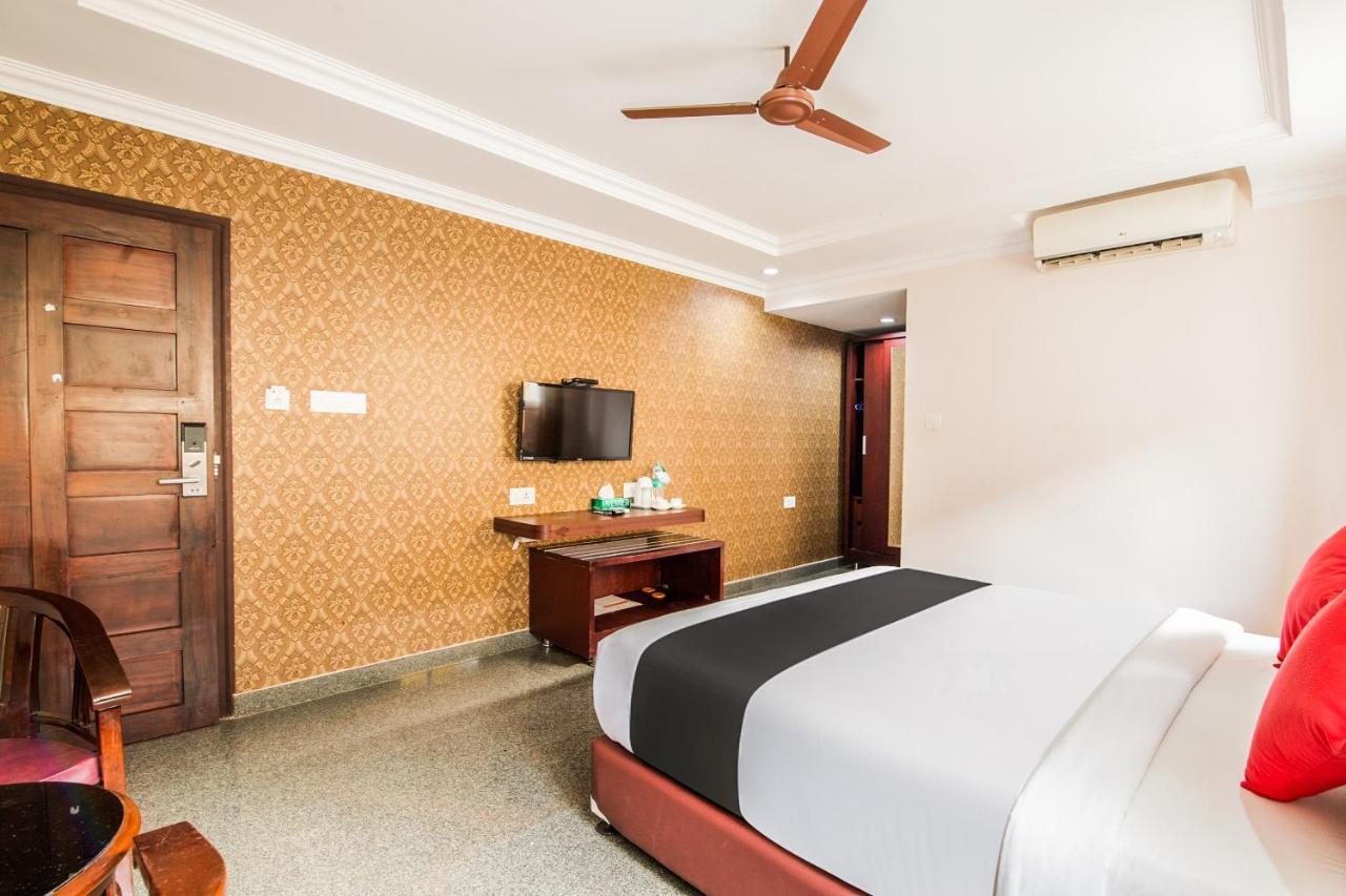 Capital O 22439 Ratna Forever Hotel Karkal Exterior foto