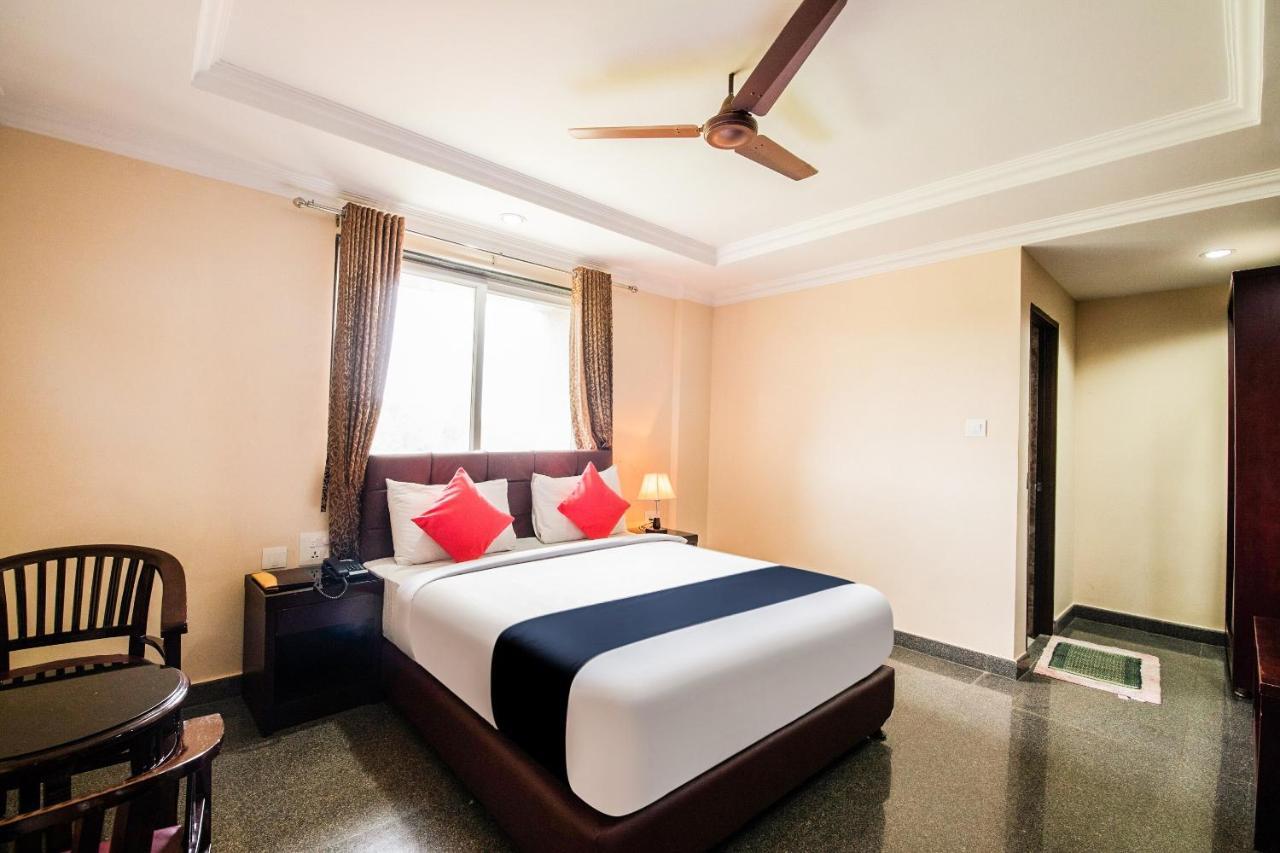 Capital O 22439 Ratna Forever Hotel Karkal Exterior foto